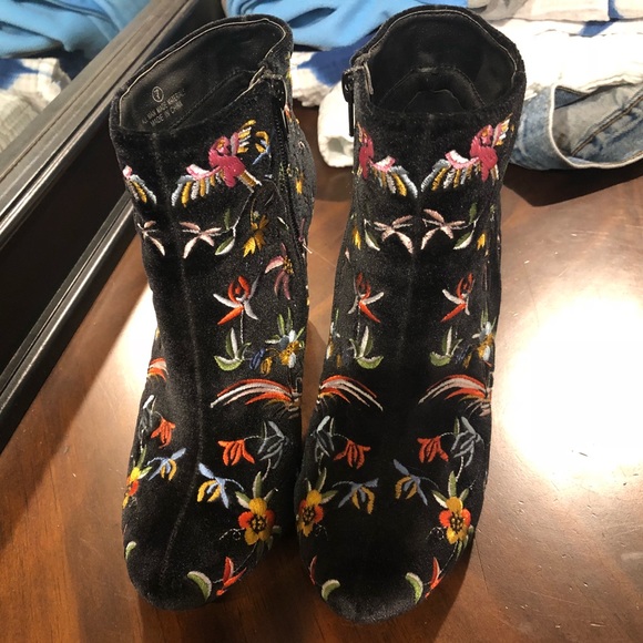 Embroidered boots - Picture 3 of 5